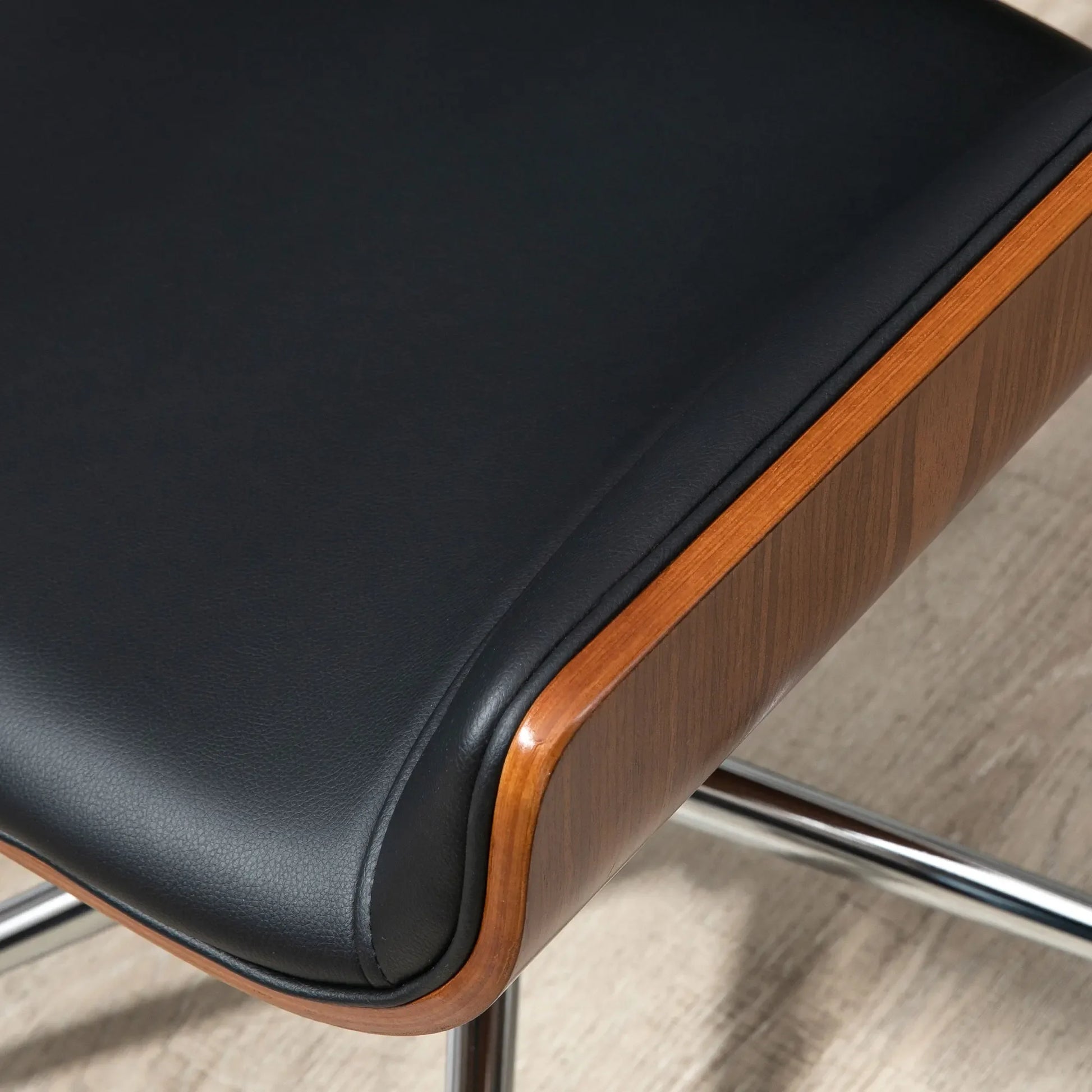 Profil latéral chaise vintage bois massif montrant dossier courbé ergonomique